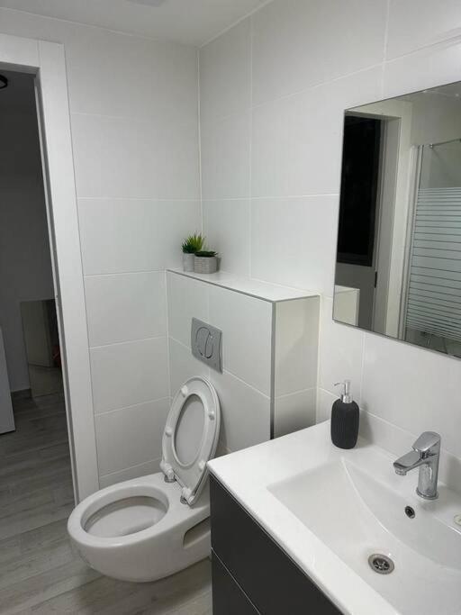 Elegant 3 Bedroom Ocean View Condo In Kiryat Yam Qiryat Yam Eksteriør bilde
